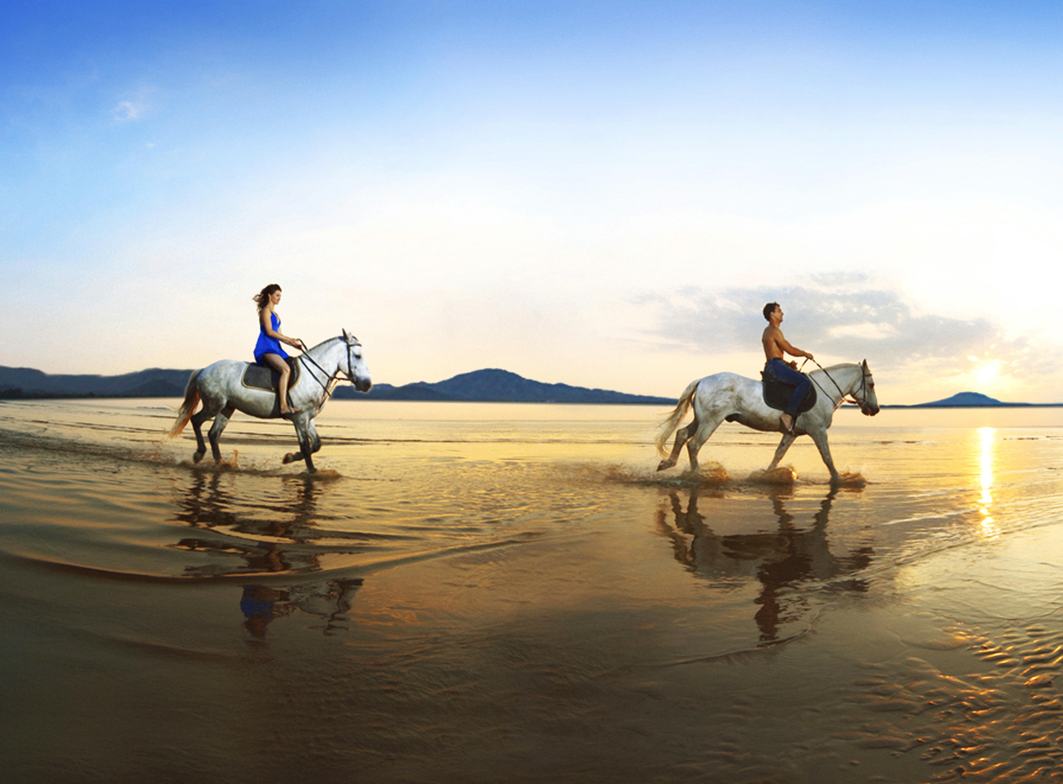 Loreto Bay Golf Resort & Spa At Baja Exterior photo Horse riding at the beach